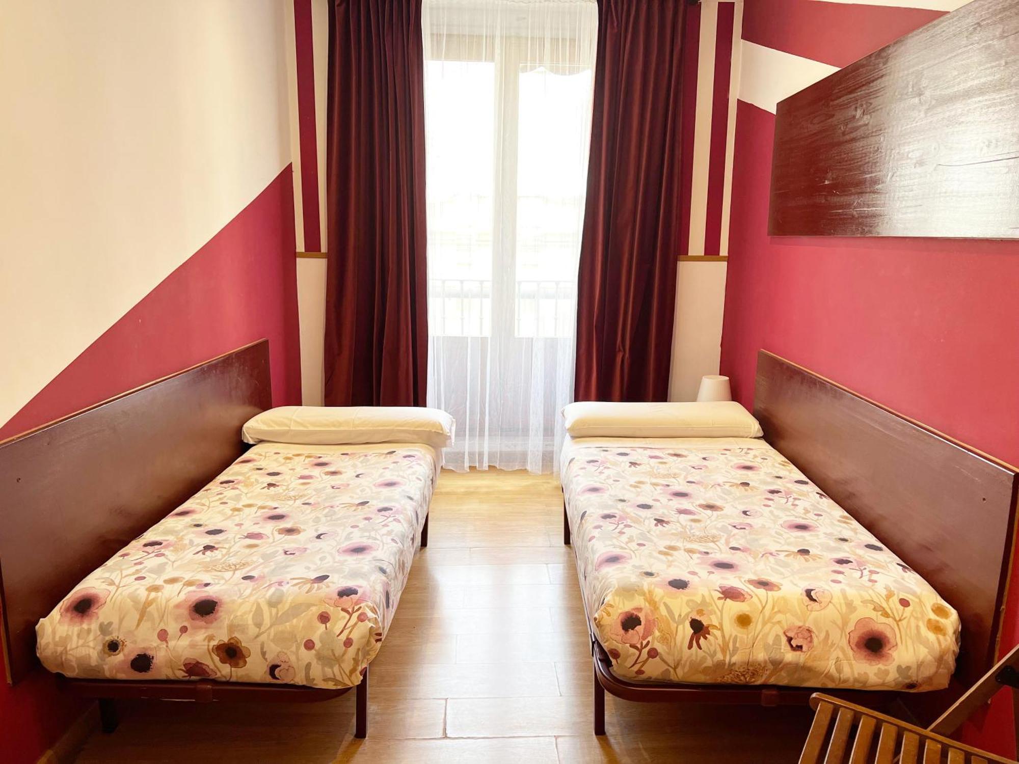 Hostal Abaaly Madri Exterior foto